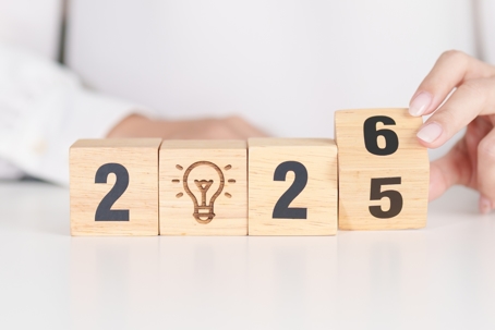 Hand turning wooden blocks from 2025 to 2026 with lightbulb icon, symbolizing smart year-end planning for Florida divorce